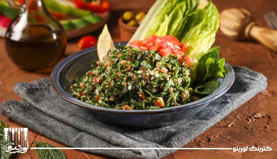 تهیه تبوله به عنوان غذای سرد برای ناهار